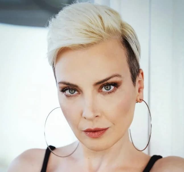 Arzu Yanardağ - Oyuncu (49 yaşında) - fotoğraf 3