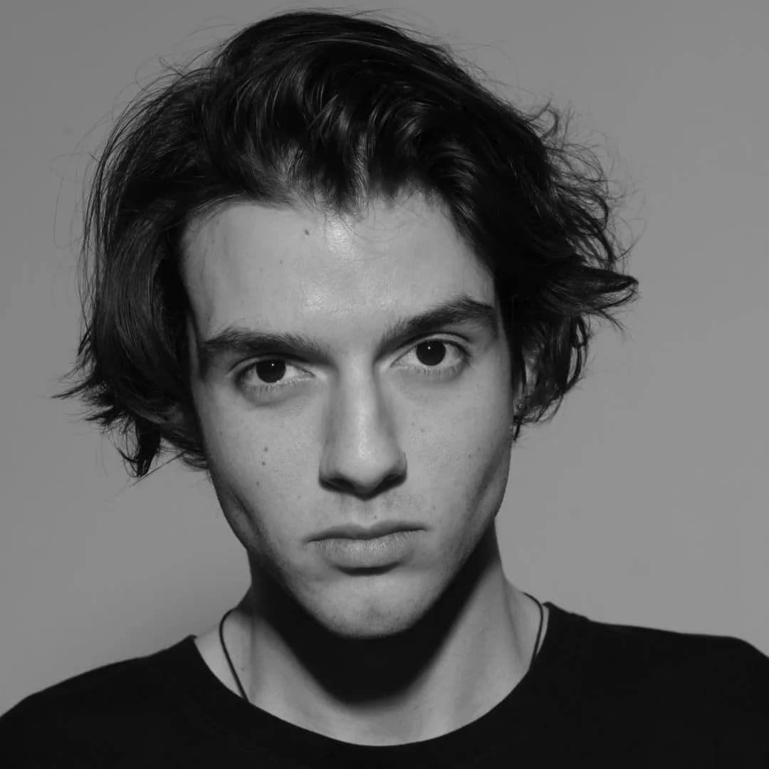 Ata Artman - Schauspieler (26 alt.) - Profil fotoğrafı ve resmi görsel