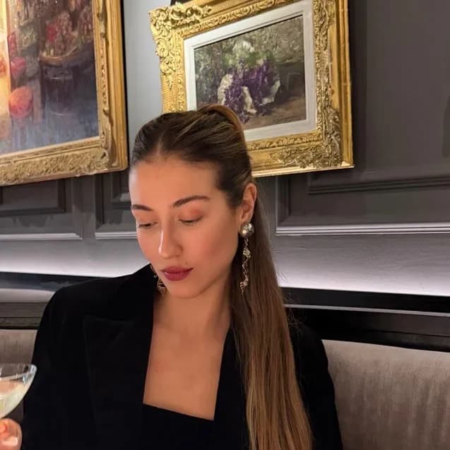 Aylin Aras - Schauspieler (30 alt.) - Profil fotoğrafı ve resmi görsel