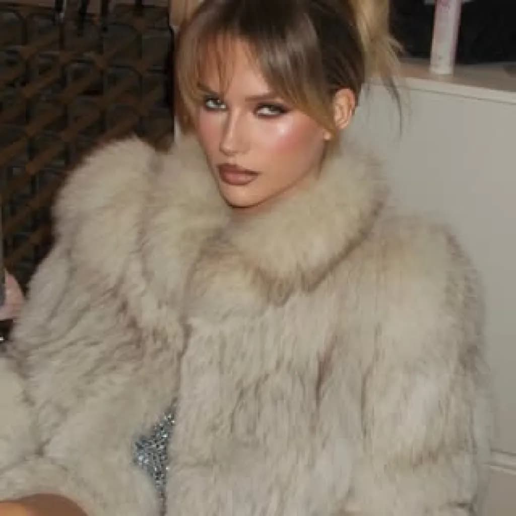 Lottie Moss - Manken (28 yaşında) - Profil fotoğrafı ve resmi görsel