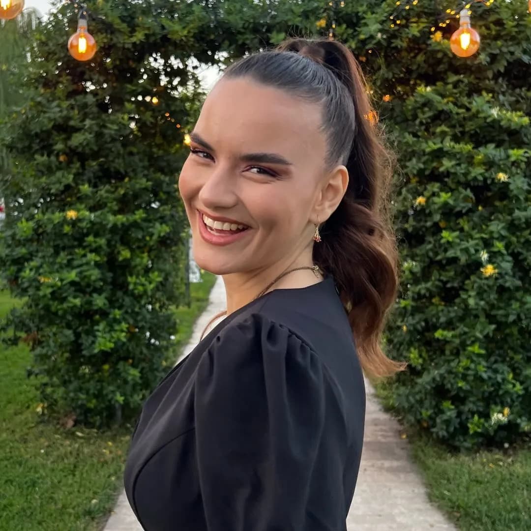 Naz Öngen - Oyuncu (28 yaşında) - Profil fotoğrafı ve resmi görsel