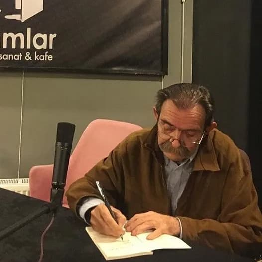Oruç Aruoba - Schriftsteller (78 alt.) - Profil fotoğrafı ve resmi görsel