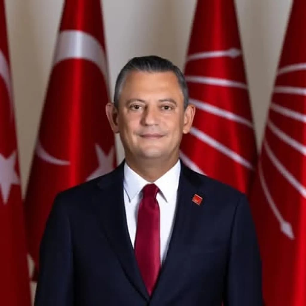 Özgür Özel - Politikacı (52 yaşında) - Profil fotoğrafı ve resmi görsel