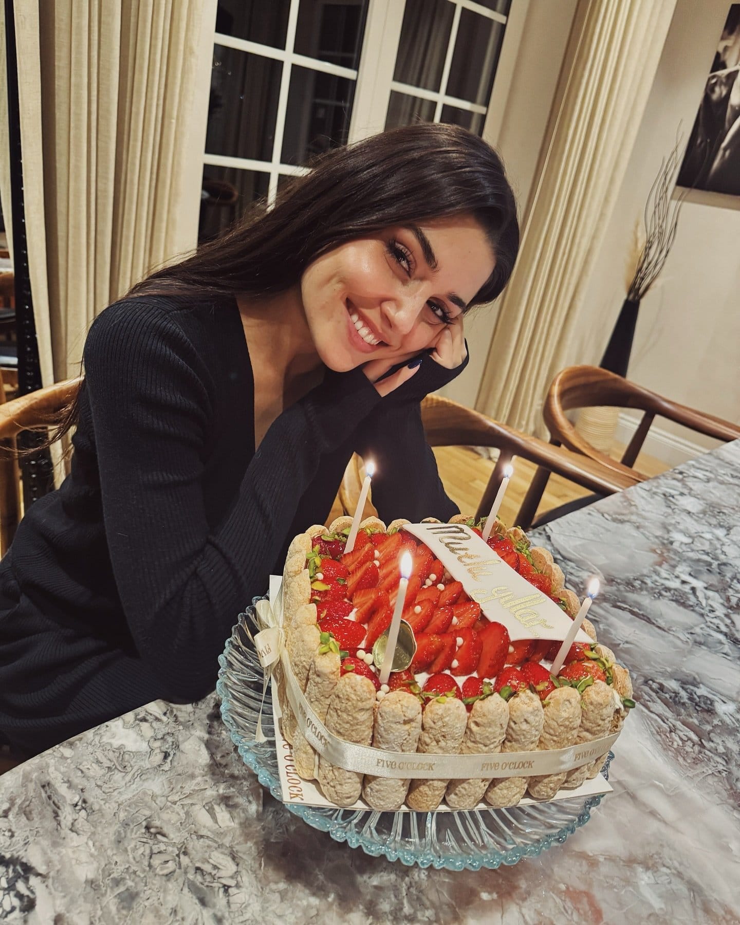 Hande Erçel - Seriendarsteller (32 yaşında) - Ana profil fotoğrafı ve resmi görsel