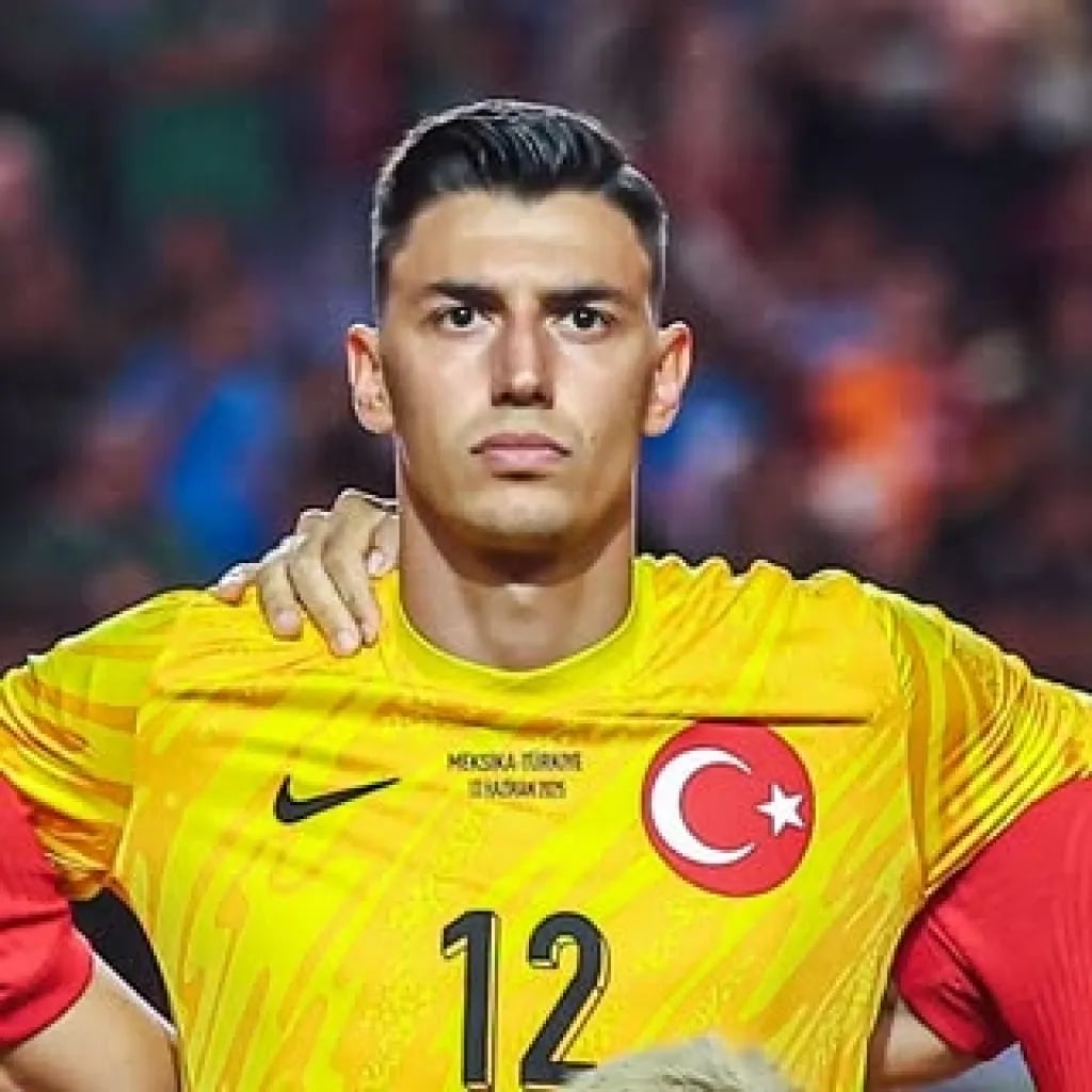 Berke Özer - Futbolcu (26 yaşında) - Profil fotoğrafı ve resmi görsel