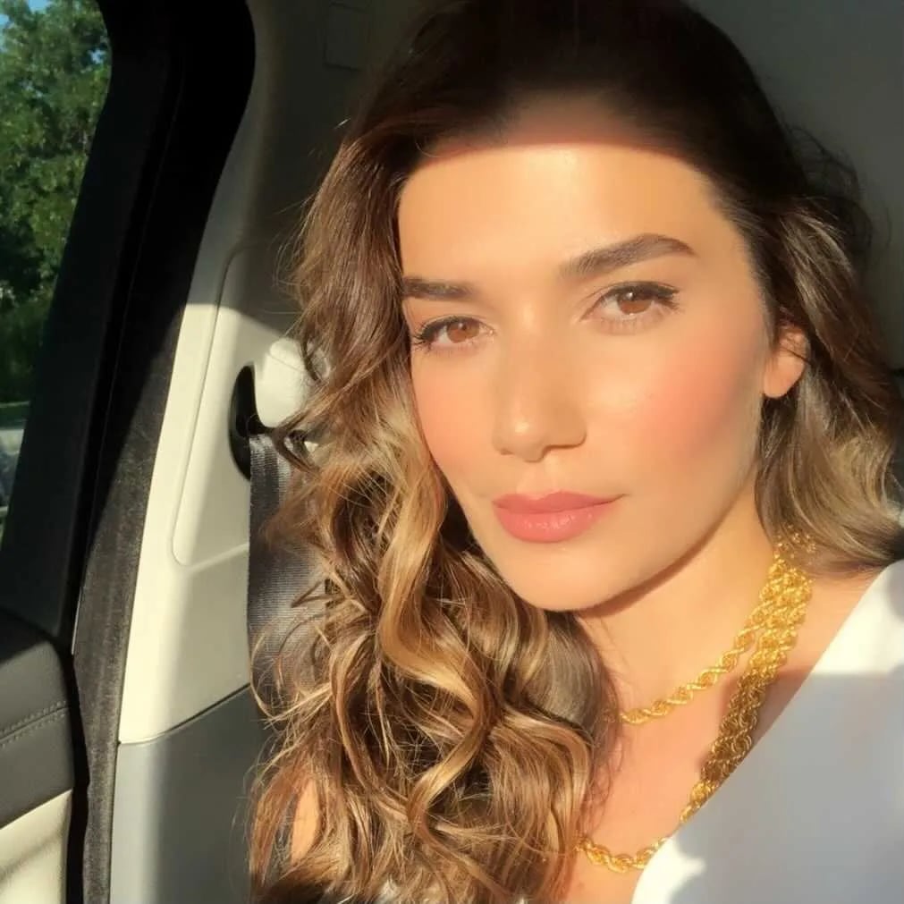 Ezgi Sözüer - Aktyor (38 yaşında) - Profil fotoğrafı ve resmi görsel