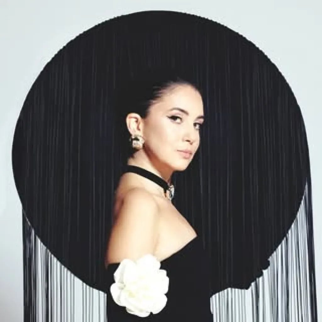 Karsu Dönmez - Muganni (36 yaşında) - Profil fotoğrafı ve resmi görsel