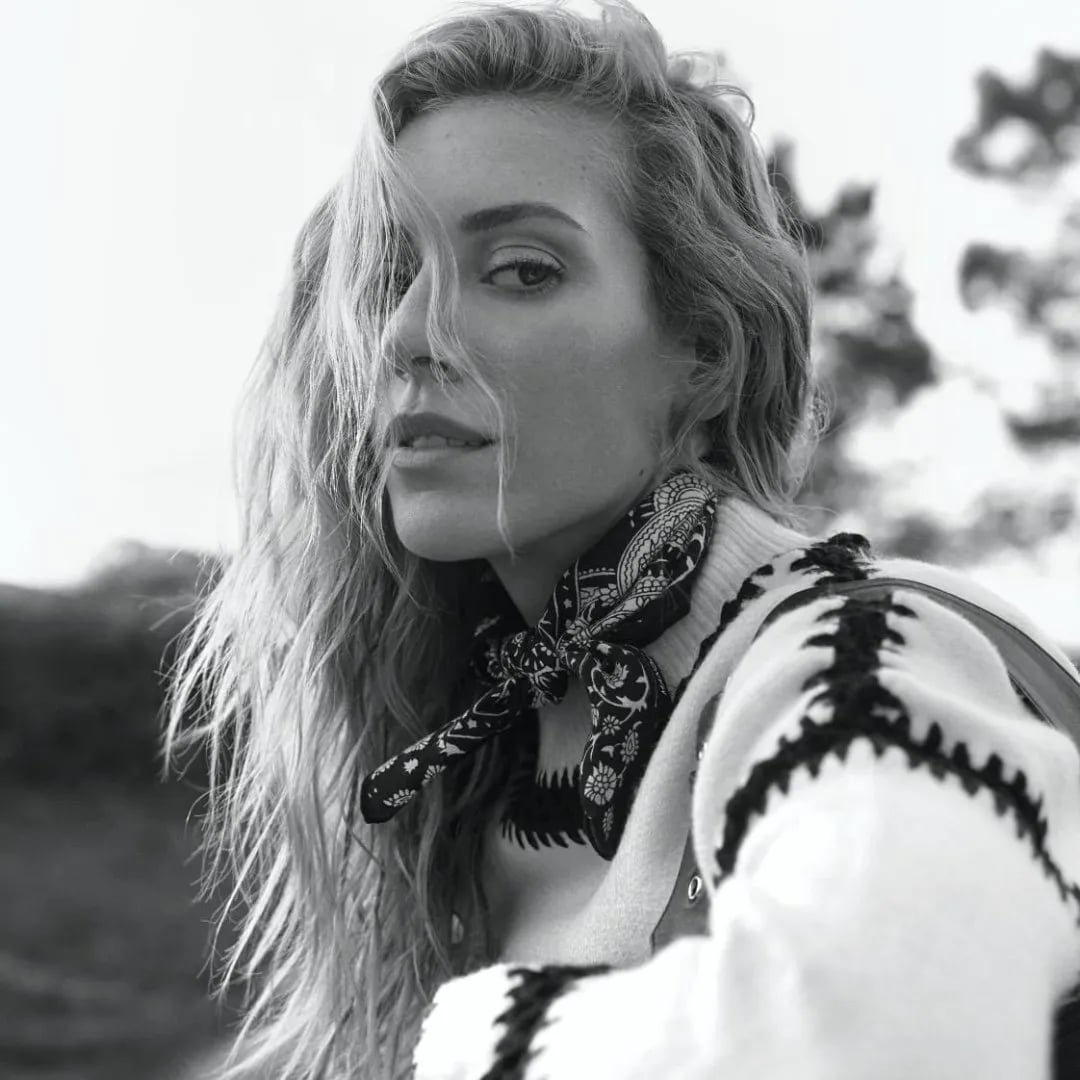 Sinem Kobal - Oyuncu (39 yaşında) - Profil fotoğrafı ve resmi görsel