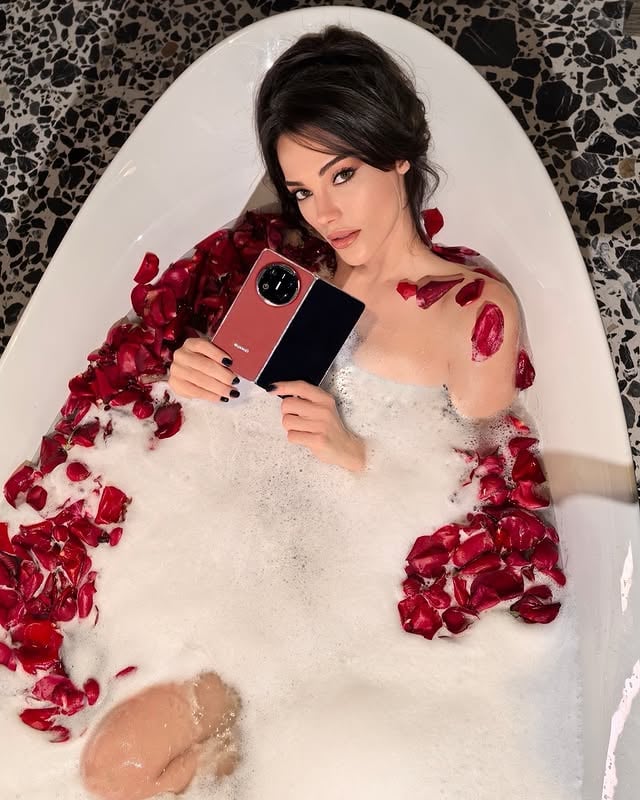 Tuvana Türkay - Oyuncu (36 yaşında) - fotoğraf