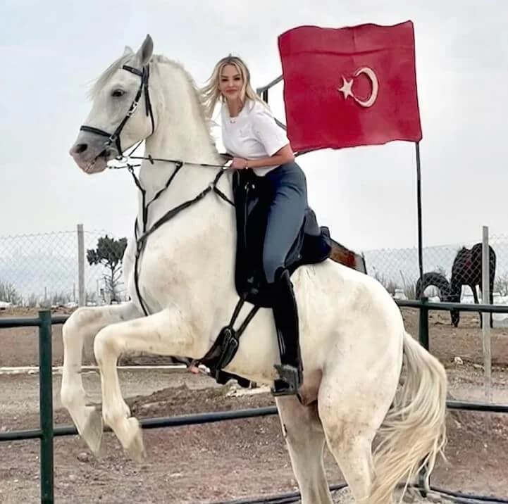 Begüm Ece Pazarcı - Anwalt (38 yaşında) - fotoğraf 5