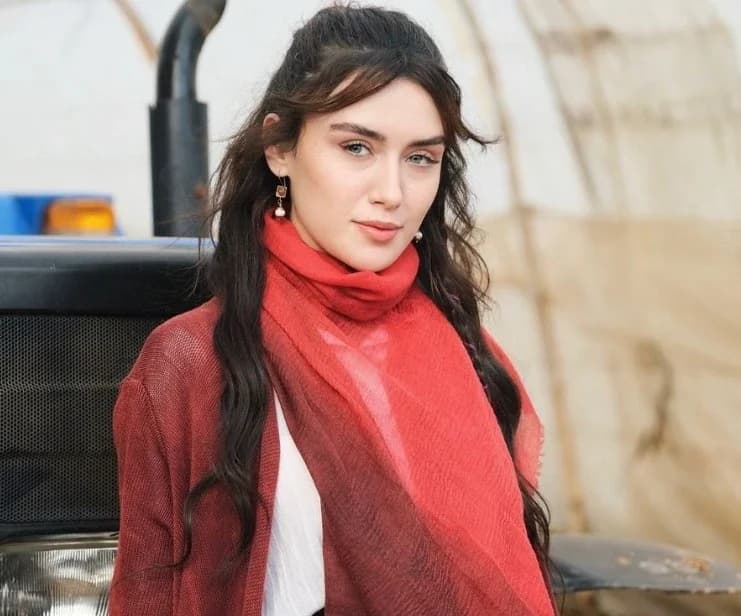 Cemre Arda - Oyuncu (24 yaşında) - fotoğraf 4