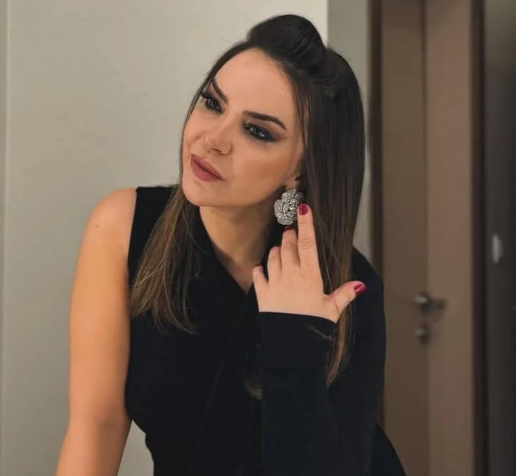 Esra İçöz - Şarkıcı (48 yaşında) - fotoğraf 4