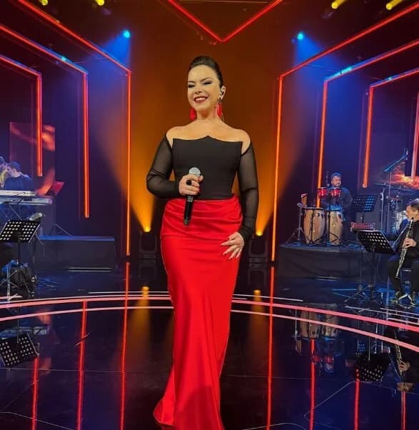 Esra İçöz - Şarkıcı (48 yaşında) - fotoğraf 3