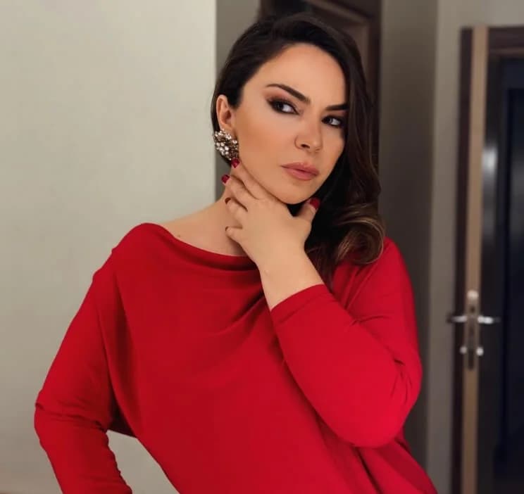 Esra İçöz - Şarkıcı (48 yaşında) - fotoğraf 5