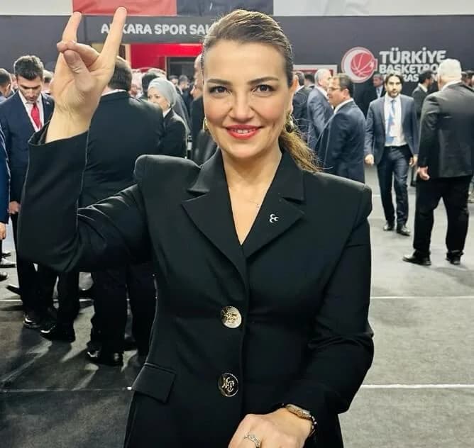Nur Tuğba Aktay - Politikacı (38 yaşında) - fotoğraf 3