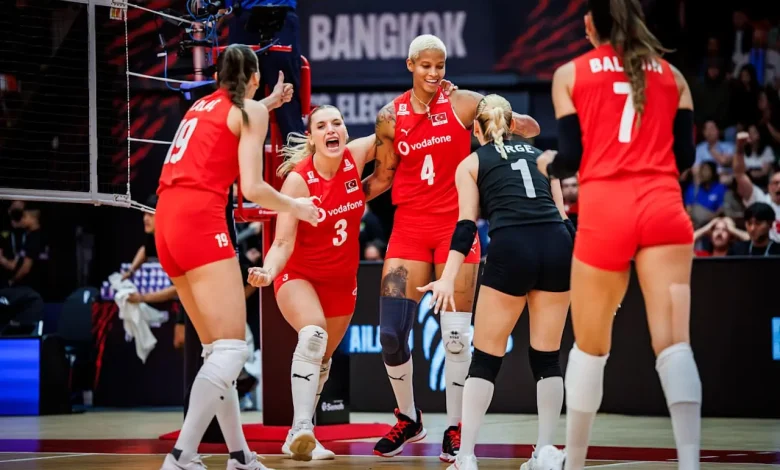 Filenin Sultanları Taylanddaki Dünya Voleybol Şampiyonası finali hazırlıkları sırasında bir arada