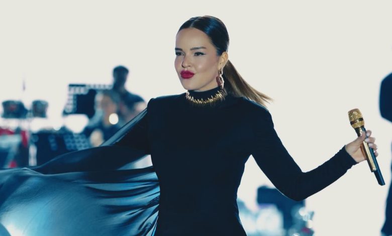 Şarkıcı Bengünün Bodrumda tekne turunda hortuma yakalandığı anlar