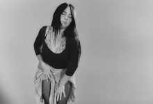 Billie Eilish WSJ Magazine Innovator Awards töreninde sahnede konuşma yaparken görülüyor