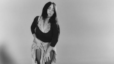 Billie Eilish WSJ Magazine Innovator Awards töreninde sahnede konuşma yaparken görülüyor