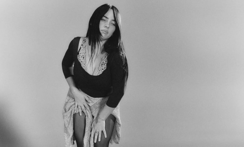 Billie Eilish WSJ Magazine Innovator Awards töreninde sahnede konuşma yaparken görülüyor
