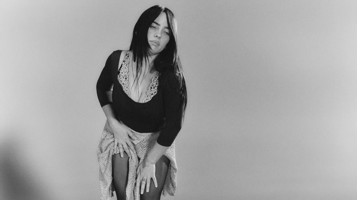 billieeilishwsjodultorenikonusma Negiyer Blog Billie Eilish WSJ Magazine Innovator Awards töreninde sahnede konuşma yaparken görülüyor