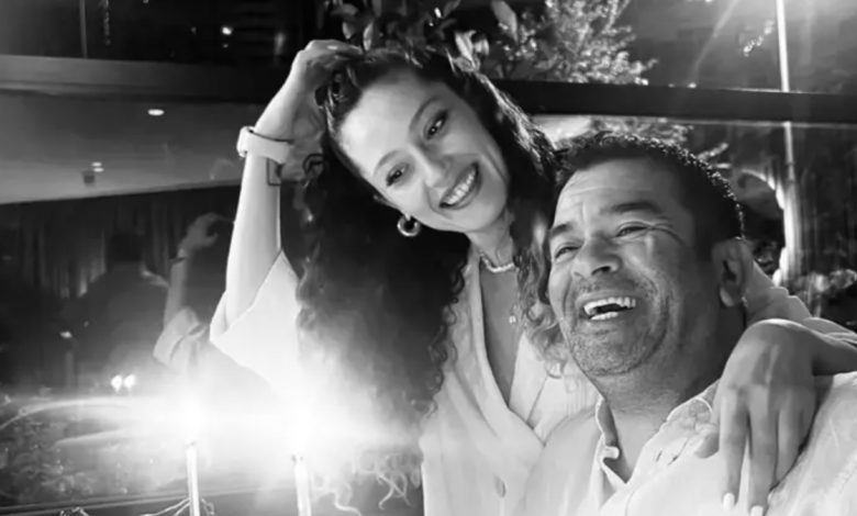 Bülent Şakrak ve sevgilisi Duygu Arabacıoğlunun doğum günü kutlamasından romantik bir kare