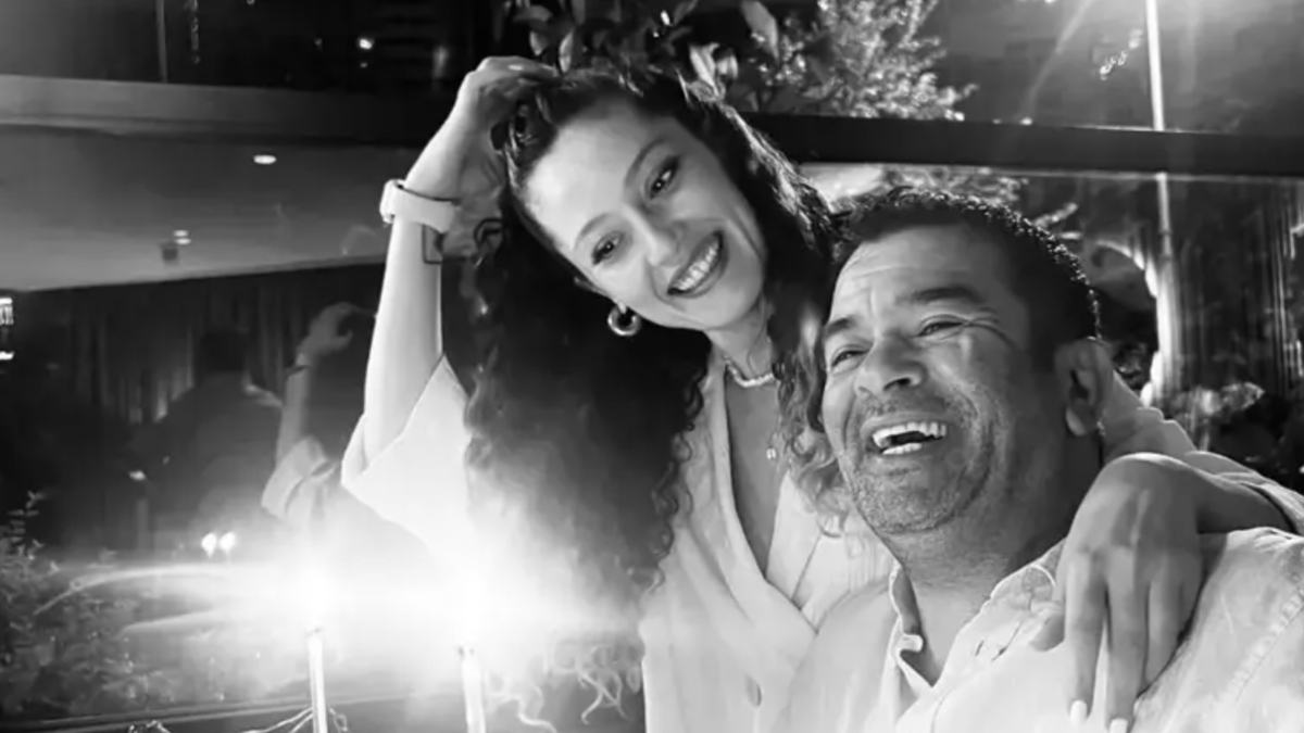 bulentsakrakduyguarabaciogludogumgunukutlamasi Negiyer Blog Bülent Şakrak ve sevgilisi Duygu Arabacıoğlunun doğum günü kutlamasından romantik bir kare