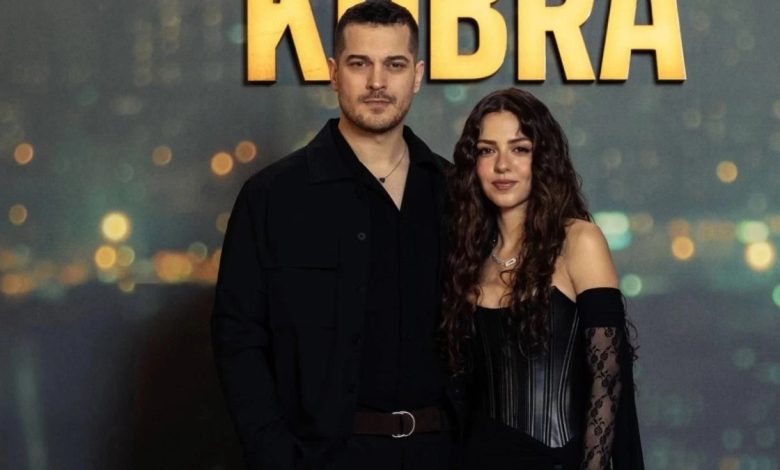 Çağatay Ulusoy ve Aslıhan Malbora Uykucu filmi galasında romantik pozlar verirken
