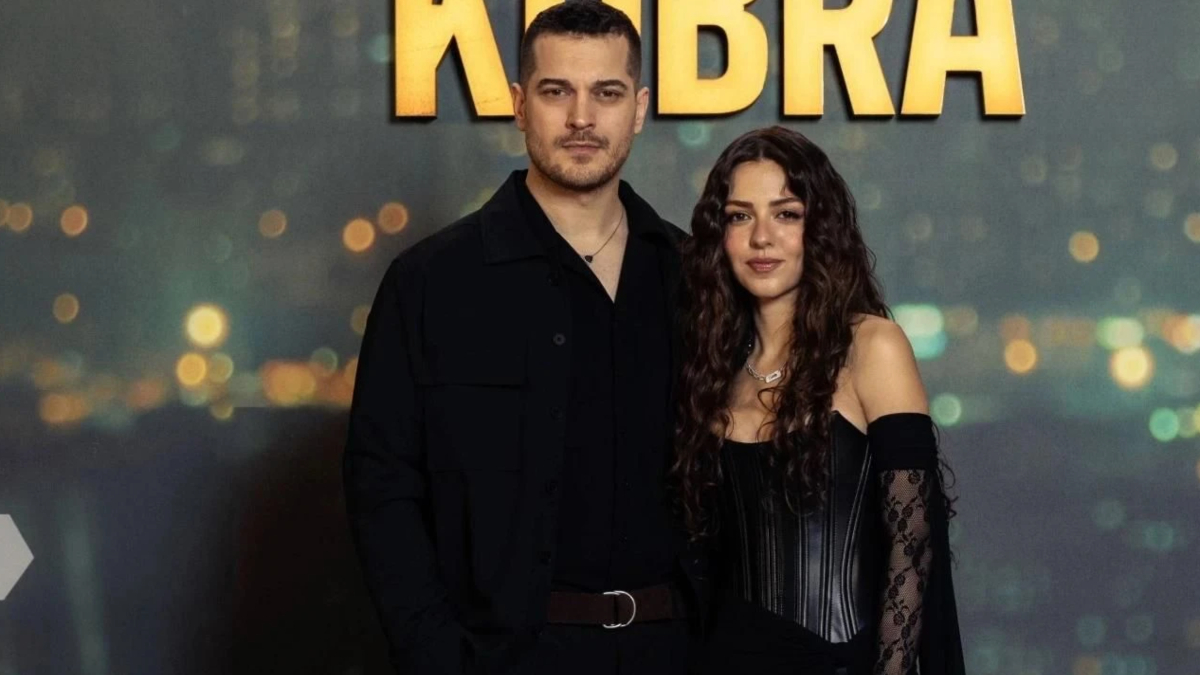 cagatayulusoyaslihanmalborauykucugalasi Negiyer Blog Çağatay Ulusoy ve Aslıhan Malbora Uykucu filmi galasında romantik pozlar verirken