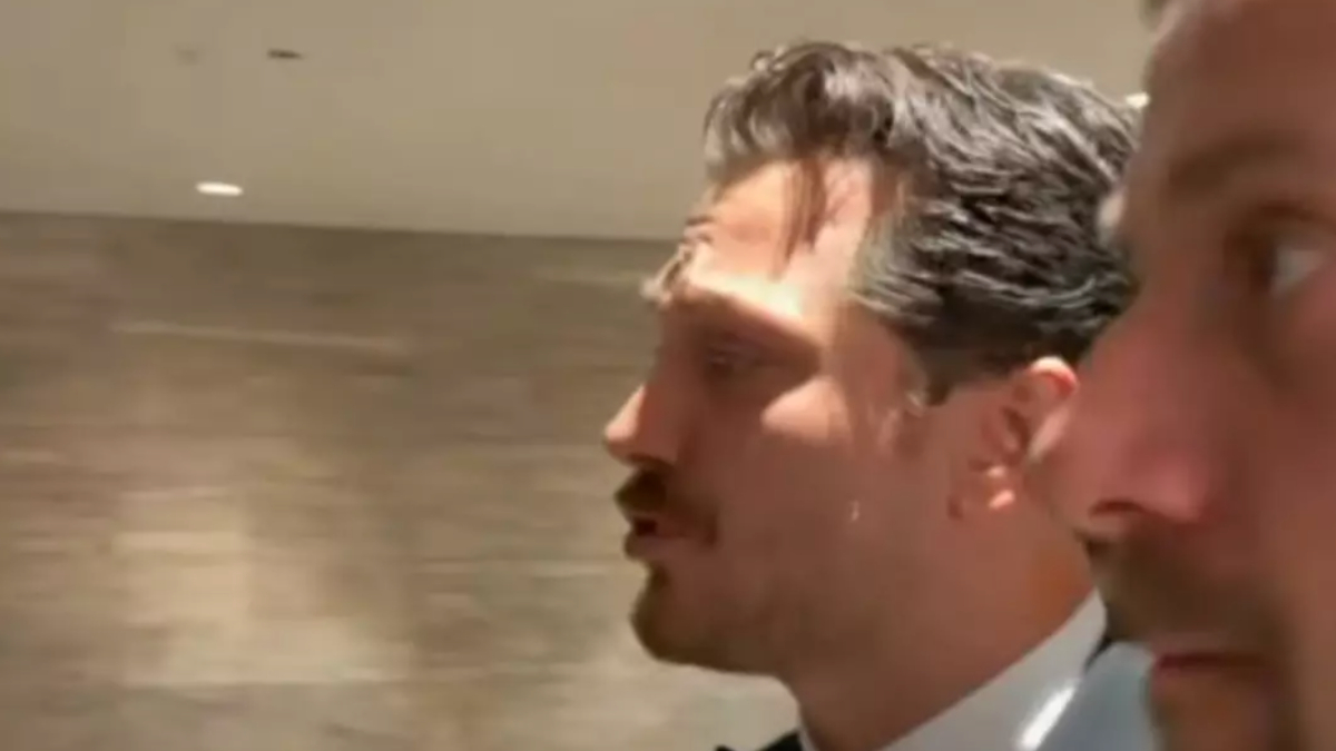 Çağatay Ulusoy Uykucu filmi galasında deprem haberini alırken şaşkınlık yaşıyor