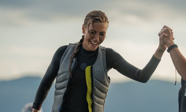 Çağla Şıkel İstanbul Boğazında jet sörf yaparken