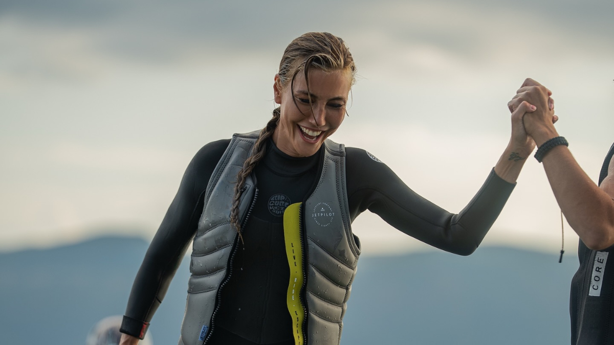 Çağla Şıkel İstanbul Boğazında jet sörf yaparken