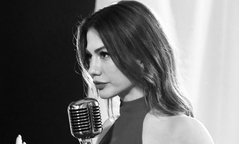 Demet Özdemir kırmızı elbisesiyle Instagram pozlarında