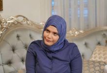 Feyza Civelek açılış davetinde iddialı tarzıyla kameralara poz veriyor