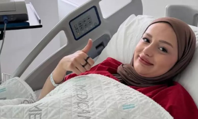 Amin Amin fenomeni Gizem Yıldız kızı Kumsal bebeği kucağında tutarken poz veriyor