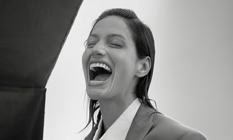 Gülcan Arslan kırmızı tayt tulumuyla bir davette