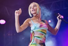 gulsenataturkluparatepkisi Negiyer Blog Gülşen sahneden kendisine fırlatılan parayı göstererek seyirciye tepki veriyor