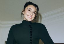 Hande Erçelin bir etkinlikte İngilizce konuşurken çekilmiş fotoğrafı