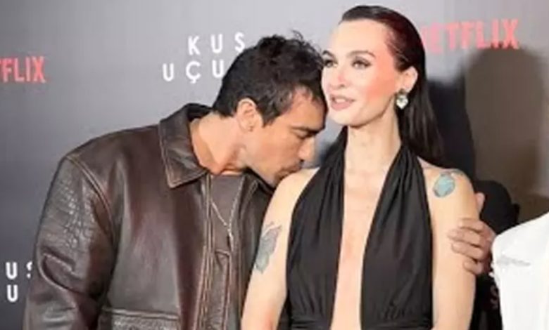 İbrahim Çelikkol ve Birce Akalay bir etkinlikte yan yana dururken
