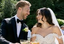 Şarkıcı Karsu uçakta oğlu Bluesu kucağında tutarken gülümseyerek objektife bakıyor