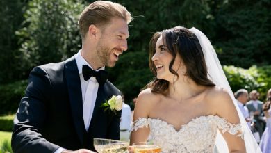 karsuveoglubluesturkiyeyolculugu Negiyer Blog Şarkıcı Karsu uçakta oğlu Bluesu kucağında tutarken gülümseyerek objektife bakıyor