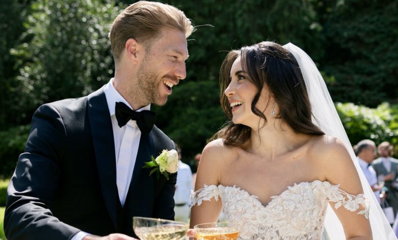 Şarkıcı Karsu uçakta oğlu Bluesu kucağında tutarken gülümseyerek objektife bakıyor