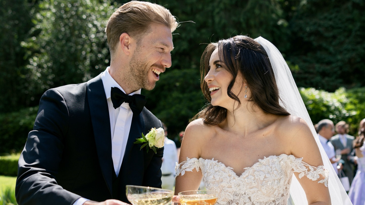 Şarkıcı Karsu uçakta oğlu Bluesu kucağında tutarken gülümseyerek objektife bakıyor