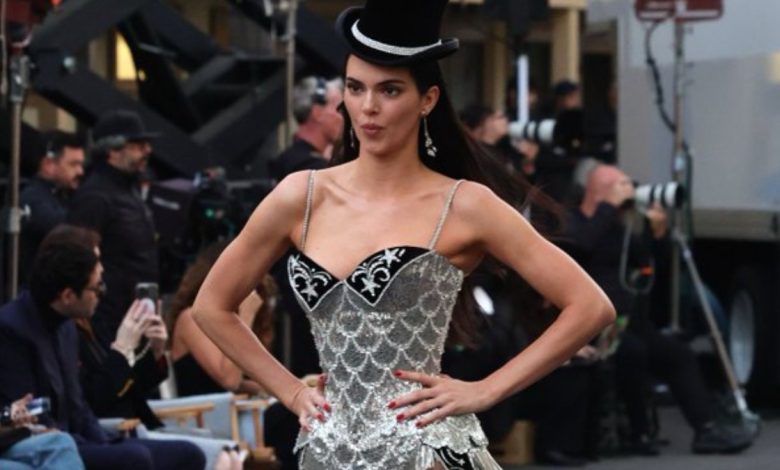 Kendall Jenner Justin Bieber ve Hailey Bieber konserde sarılarak dans ederken