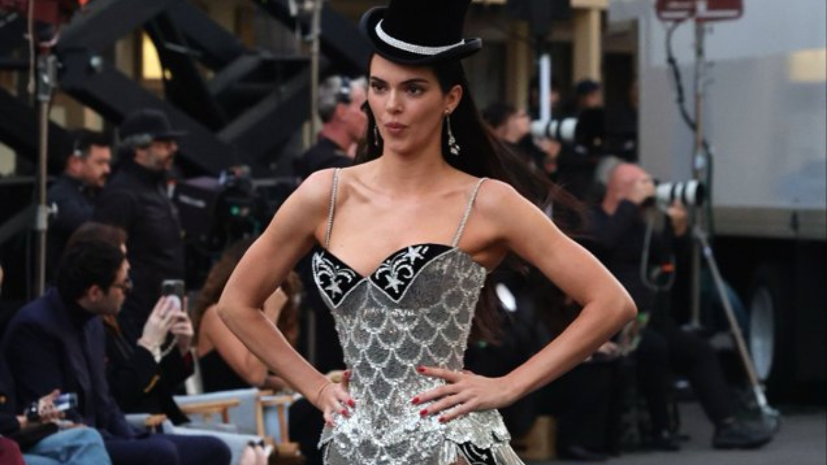 kendalljennerbieberkonsergoruntuleri Negiyer Blog Kendall Jenner Justin Bieber ve Hailey Bieber konserde sarılarak dans ederken