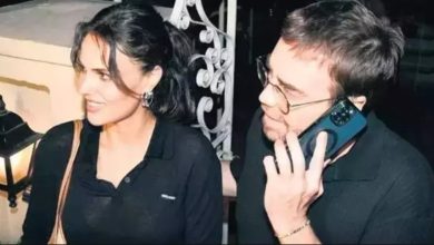 Murat Dalkılıç ve Özgü Kaya Dalkılıçın burun ameliyatı sonrası ayna karşısında poz verirken