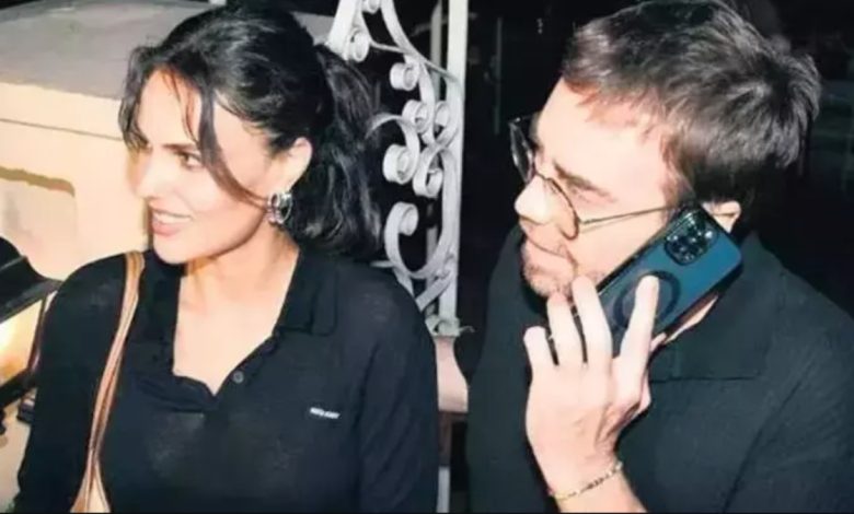 Murat Dalkılıç ve Özgü Kaya Dalkılıçın burun ameliyatı sonrası ayna karşısında poz verirken