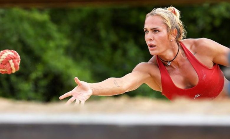 Nagihan Karaderenin gözyaşları içinde sağlık sorunlarını açıklarken çekilen bir fotoğrafı