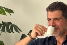 Özcan Deniz sakallarını kesmiş eski imajına dönmüş haliyle poz veriyor