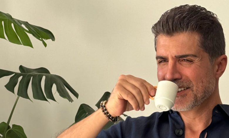 Özcan Deniz sakallarını kesmiş eski imajına dönmüş haliyle poz veriyor